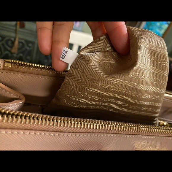 Authentic Prada Saffiano Lux - Picture 4 of 16